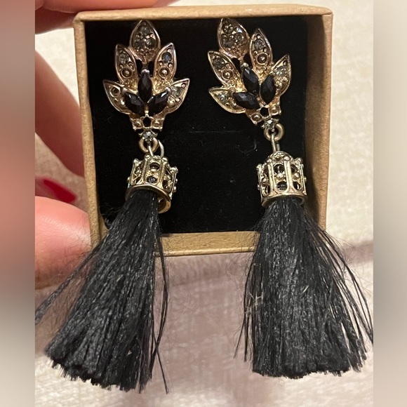 Black& Gold Tassel Earrings💛🖤 - Picture 1 of 2